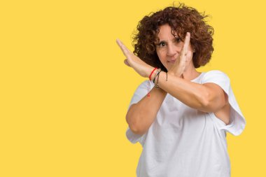 Arka plan ret ifade geçiş silah eksi işareti, kızgın surat yapıyor üzerinde beyaz t-shirt giyen kadın güzel orta ager kıdemli izole