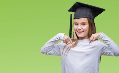 Yüzünde gülümseme ile kendinden emin görünüyorsun, kendini gururlu ve mutlu parmakları ile işaret izole arka plan üzerinde yüksek lisans şapkası genç güzel kız.