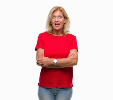 Orta yaş sarışın kadın izole arka plan korkuyor ve sürpriz ifade ile şok yüzünden korku ve yüz heyecanlı.