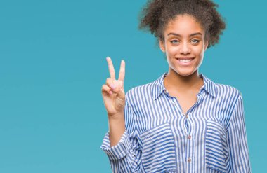 Gösterilen ve parmakları ile işaret izole arka plan üzerinde genç afro Amerikalı kadın ikincisi ise kendinden emin ve mutlu gülümseyerek.