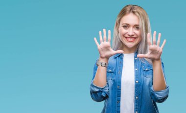 Sarışın genç kadın gösterilen ve parmakları ile işaret izole arka plan üzerinde kendinden emin ve mutlu gülümseyerek süre on numara.