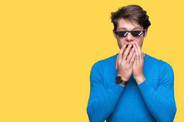 Genç adam komik thug hayat gözlüklü üzerinde arka plan ağız hata için elleriyle kapsayan şok izole. Gizli kavramı.