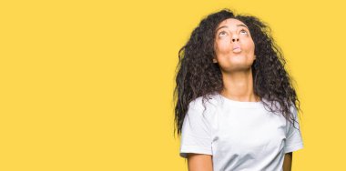 Casual beyaz t-shirt yapma balık yüz dudaklı, çılgın ve komik bir jest giyen kıvırcık saçlı Genç güzel kız. Komik ifade.