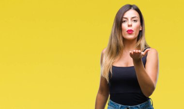 Genç güzel kadın bir öpücük el ile güzel ve seksi olmak hava üfleme kamera bakarak izole arka plan yüzünden. Aşk ifade.