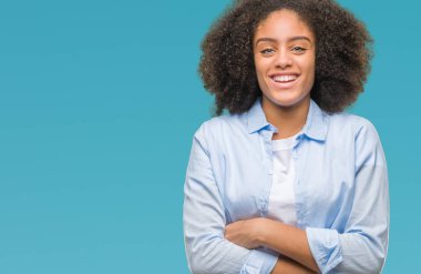 İzole arka plan mutlu yüz çapraz silah kameraya bakarak ile gülümseyen genç afro Amerikalı kadın. Olumlu bir kişi.