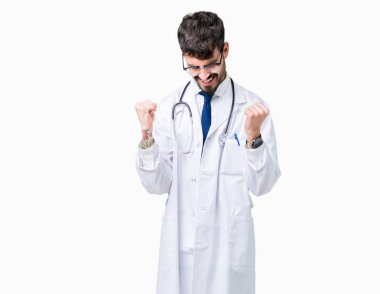 Genç izole arka plan çok mutlu ve heyecanlı kaldırdı, gülümseyen ve başarı için çığlık silah ile kazanan jest yapıyor üzerinde hastane ceket giyen adam doktor. Kutlama kavramı.