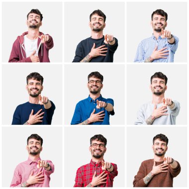Kolaj izole genç adam bir gülme sizin arka plan, fotoğraf makinesi ile işaret eden parmak el göğüs üzerinde utanç ifadesi