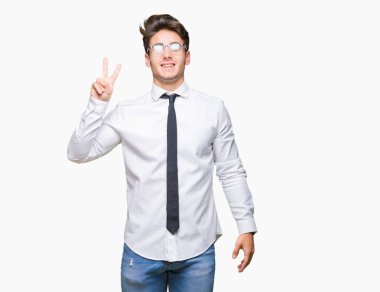 Gösterilen arka plan üzerinde gözlük takan genç iş adamı izole ve parmakları ile işaret kendinden emin ve mutlu gülümseyerek ise ikinci.