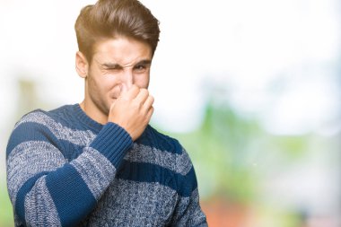 Yakışıklı delikanlı bir şey pis ve iğrenç kokulu izole arka plan, dayanılmaz koku, holding nefes burun parmaklar ile. Kötü kokuyor kavramı.