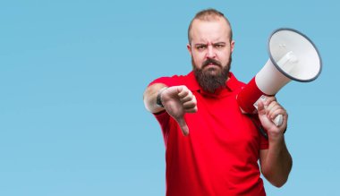 Kızgın yüz, eksi işareti aşağı antipati başparmak ile gösterilen, ret kavramı ile izole arka plan üzerinde megafon ile bağırarak Genç beyaz adam