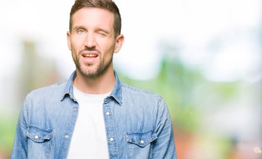 Kot giyen sakal ve mavi gözlü yakışıklı adamla ceket kırpışan kameraya seksi bir ifadeyle, neşeli ve mutlu yüz arıyorum.