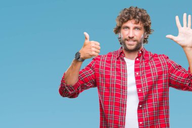 Gösterilen ve parmakları ile işaret izole arka plan yakışıklı İspanyol modeli adam kendinden emin ve mutlu gülümseyerek süre 6 numara.