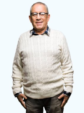 Yüzünde gözlük ve mutlu ve güzel bir gülümseme ile kış kazak giymiş yakışıklı komuta sizde. Şanslı kişi.