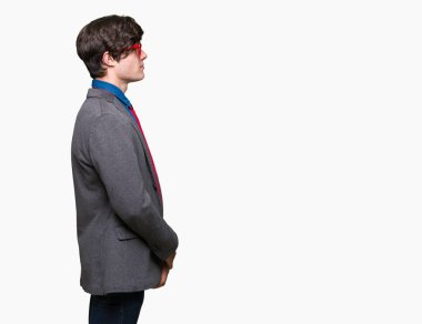 Genç yakışıklı iş adamı izole arka tarafına, seyir üzerinde kırmızı gözlük dinlenmek doğal yüz emin gülümseme ile pozuyla profil.