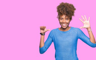 Güzel genç Afro-Amerikan kadın gösterilen ve parmakları ile işaret izole arka plan yüzünden kendinden emin ve mutlu gülümseyerek süre 6 numara.