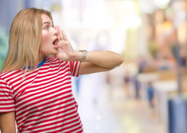 Bağırarak ve ağzı üzerinde el ile yan için çığlık izole arka plan üzerinde beyaz kadın. İletişim kavramı.