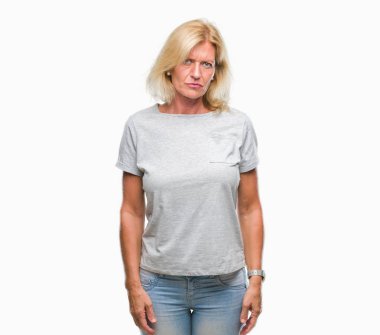 Orta yaş izole arka plan şüpheci ve sorun nedeniyle gergin, papatyanın üzgün sarışın kadın. Negatif kişi.