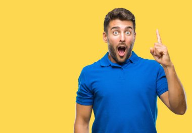 Yakışıklı delikanlı ile başarılı fikir parmağı yukarıyı izole arka plan üzerinde. Çıktıktan ve mutlu. Bir numara.