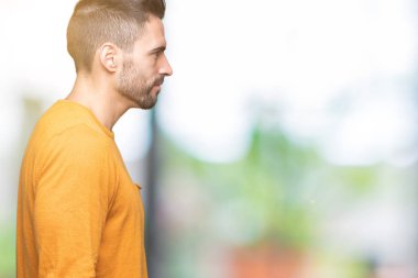 Yakışıklı delikanlı izole arka tarafına, seyir üzerinde dinlenmek doğal yüz emin gülümseme ile pozuyla profili.