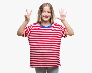 Genç güzel kız gösterilen ve parmakları ile işaret izole arka plan yüzünden kendinden emin ve mutlu gülümseyerek süre yedi numara.