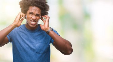 Yüksek sesle müzik gürültü rahatsız ifade parmaklarıyla kulaklarıyla kapsayan izole arka plan üzerinde Afro Amerikalı adam. Sağır kavramı.