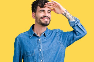 Yakışıklı delikanlı izole arka plan çok mutlu ve gülümseyen uzakta el ile üzerine kafa seyir üzerinde. Arama kavramı.