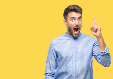 Yakışıklı delikanlı ile başarılı fikir parmağı yukarıyı izole arka plan üzerinde. Çıktıktan ve mutlu. Bir numara.