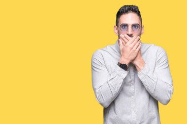 Yakışıklı delikanlı üzerinde güneş gözlüğü takıyor arka plan ağız hata için elleriyle kapsayan şok izole. Gizli kavramı.