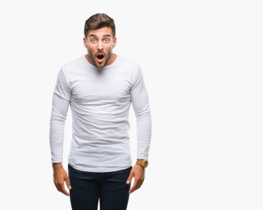 Genç yakışıklı adam korkuyor ve şok sürpriz ifade ile izole arka plan üzerinde korku ve yüz heyecanlı.