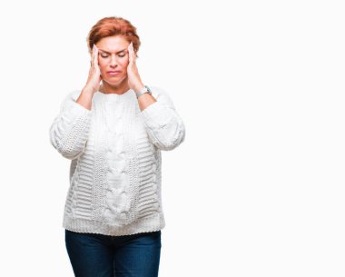Üzerinde kış kazak giyen Atrractive üst düzey beyaz Kızıl saçlı kadın izole arka plan baş baş ağrısı için el ile çünkü stres. Migren muzdarip.