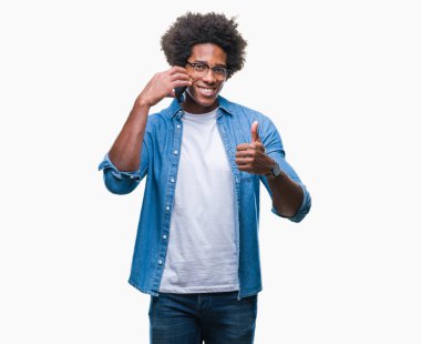 Afro Amerikalı adam izole arka plan üzerinde ok işareti, başparmak ile parmak, mükemmel işareti yapıyor kocaman bir gülümseme ile mutlu Evet