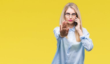 Genç güzel sarışın iş kadını Smartphone'da açık eliyle dur işareti ile ciddi ve kendine güvenen ifade, savunma jest yapıyor izole arka plan üzerinde arama