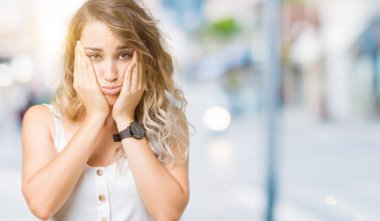 Güzel genç sarışın kadın yüzü, depresyon ve üzüntü, kapsayan bıktınız eller izole arka plan üzerinde üzgün ve sorun için tahriş