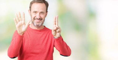 Gösterilen arka plan üzerinde kış kazak giymiş yakışıklı orta yaş ağarmış komuta sizde izole ve parmakları ile işaret kendinden emin ve mutlu gülümseyerek süre yedi numara.