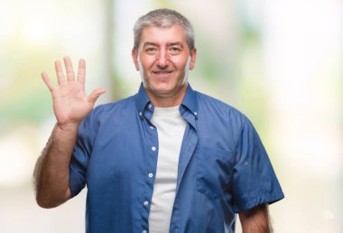 Üst düzey yakışıklı gösteren ve parmakları ile işaret izole arka plan üzerinde beş kendinden emin ve mutlu gülümseyerek iken numara.