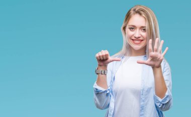 Sarışın genç kadın gösterilen ve parmakları ile işaret izole arka plan üzerinde kendinden emin ve mutlu gülümseyerek süre 6 numara.