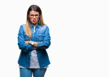 İzole arka plan şüpheci ve çapraz kolları olan yüzündeki gergin, onaylamayan ifade gözlüklü üzerinde genç güzel kadın. Negatif kişi.