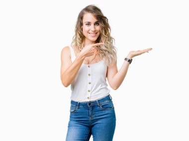 Genç güzel sarışın kadın üzerinden hayran ve el ile sunulması ve parmak ile işaret ederken kameraya gülümseyen izole arka plan.