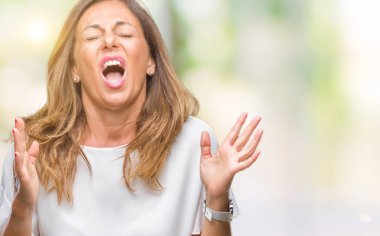 İzole arka plan çılgın ve kızgın bağırarak ve agresif ifade ve silah kaldırdı bağırmaya orta yaş İspanyol kadın kıdemli. Hayal kırıklığı kavramı.