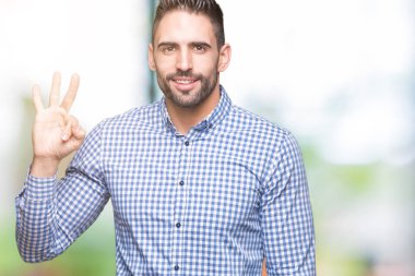 Yakışıklı delikanlı gösterilen ve parmakları ile işaret izole arka plan üzerinde üçüncü ise kendinden emin ve mutlu gülümseyerek.