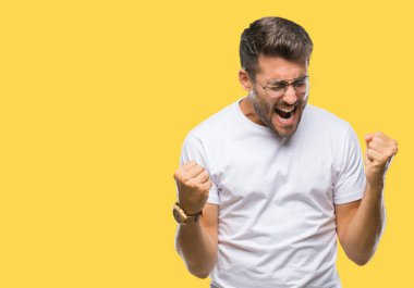 Gülümseyen ve başarı için çığlık izole arka plan çok mutlu ve heyecanlı kaldırdı, silah ile kazanan jest yapıyor üzerinde gözlük takan yakışıklı delikanlı. Kutlama kavramı.