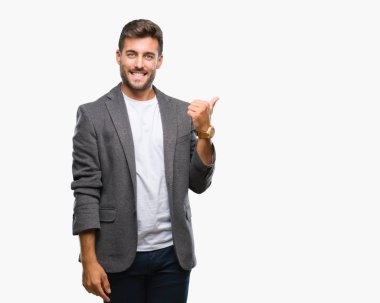 Genç yakışıklı iş adamı arıyor ve başparmak yanında yukarıyı mutlu yüz ile gülümseyen izole arka plan üzerinde.