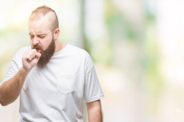 Duygu iyi ve soğuk veya bronşit için semptom olarak öksürük izole arka plan üzerinde rahat t-shirt giyen genç beyaz hipster adam. Sağlık kavramı.