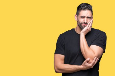 İzole arka plan düşünme seyir üzerinde genç yakışıklı adam yorgun ve sıkılmış çapraz silah depresyon sorunları ile.