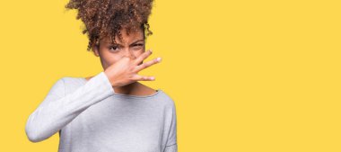 Bir şey pis ve iğrenç kokulu izole arka plan, dayanılmaz koku, holding nefes burun parmaklar ile güzel genç Afro-Amerikan kadın. Kötü kokuyor kavramı.