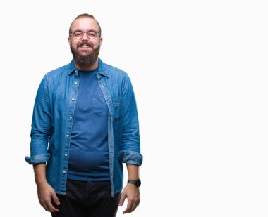 Üzerinde gözlük takan Genç beyaz hipster adam arka yüzünde mutlu ve güzel bir gülümseme ile izole. Şanslı kişi.
