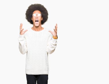 Afrikalı-Amerikalı genç afro saçlı gözlüklü çılgın ve deli bağırarak ve agresif ifade ve silah kaldırdı bağırıyor. Hayal kırıklığı kavramı.