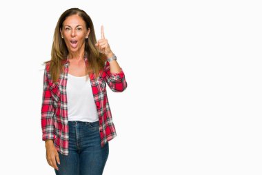 Orta yaş yetişkin kadın başarılı fikirle izole arka plan üzerinde işaret parmağı rahat gömlek giymiş. Çıktıktan ve mutlu. Bir numara.