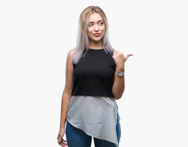 Sarışın genç kadın arıyorum ve başparmak yanında yukarıyı mutlu yüz ile gülümseyen izole arka plan üzerinde.