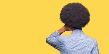 Gözlük geriye düşünme hakkında şüphe el ile kafasına takmış afro saçlı genç Afro-Amerikalı iş adamı